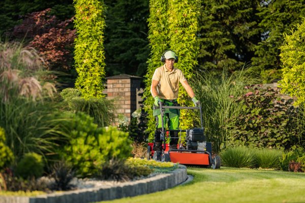 Jardinier qui s'occupe de la tonte de pelouse